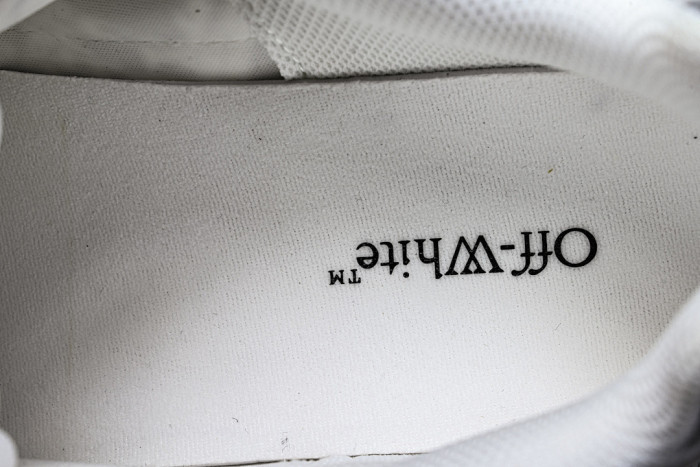 C/O​ SNEAKERS CO-053