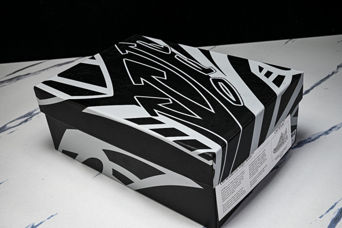 C/O​ SNEAKERS CO-055