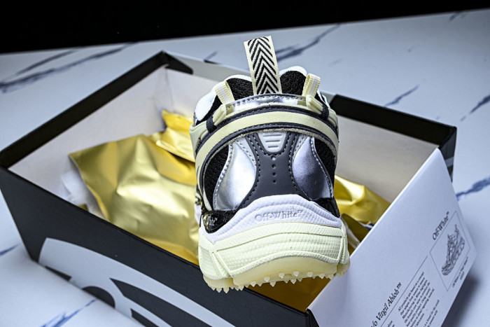 C/O​ SNEAKERS CO-052
