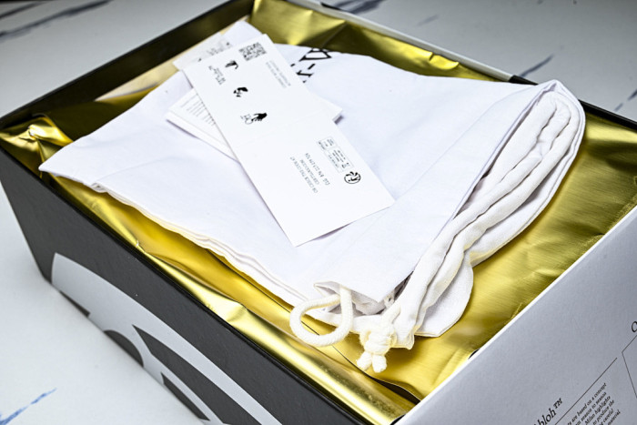 C/O​ SNEAKERS CO-052