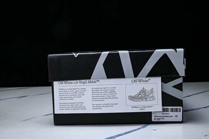 C/O​ SNEAKERS CO-052