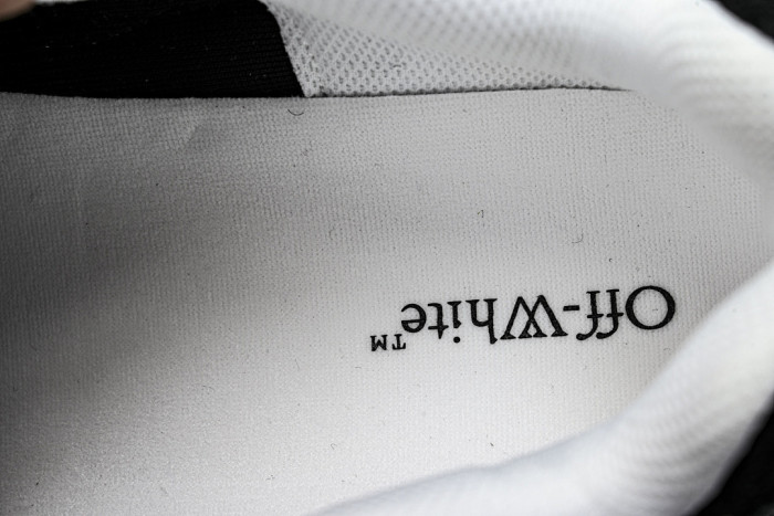 C/O​ SNEAKERS CO-052
