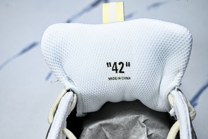 C/O​ SNEAKERS CO-052