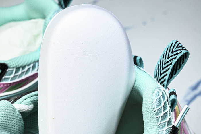 C/O​ SNEAKERS CO-070