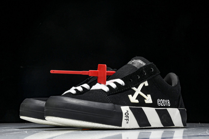 C/O​ SNEAKERS CO-032