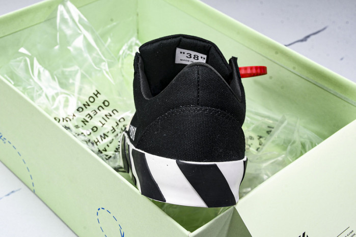 C/O​ SNEAKERS CO-032