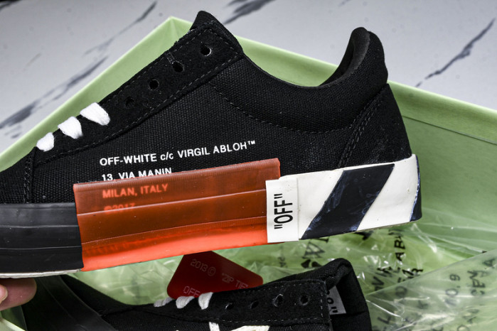 C/O​ SNEAKERS CO-032