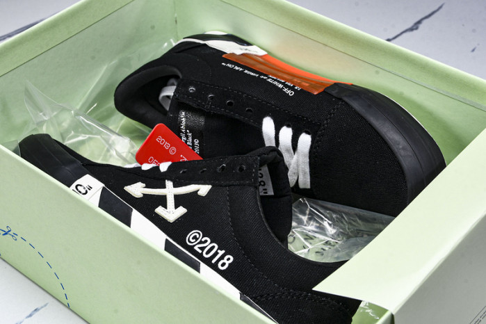 C/O​ SNEAKERS CO-032