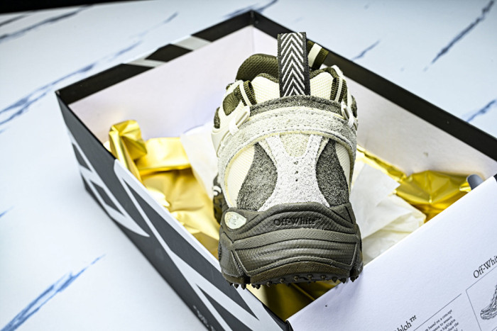 C/O​ SNEAKERS CO-049