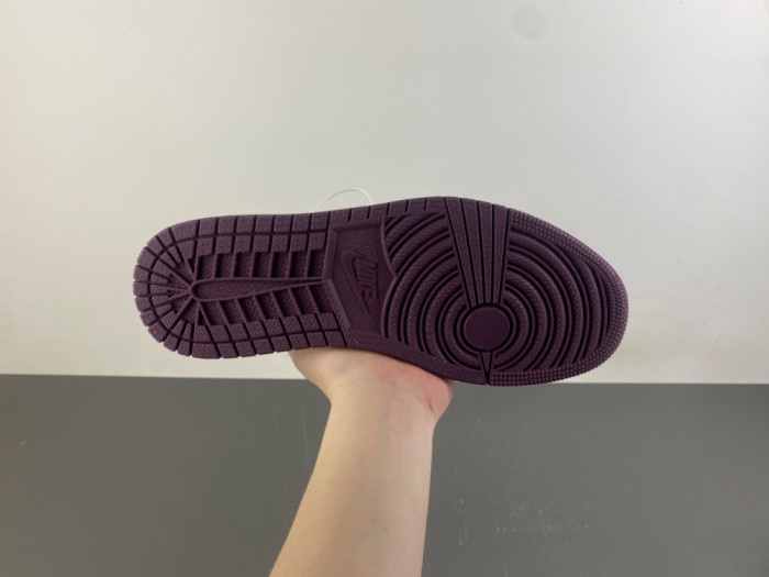 Travis Scott x Air Jordan 1 Low DZ4137-700