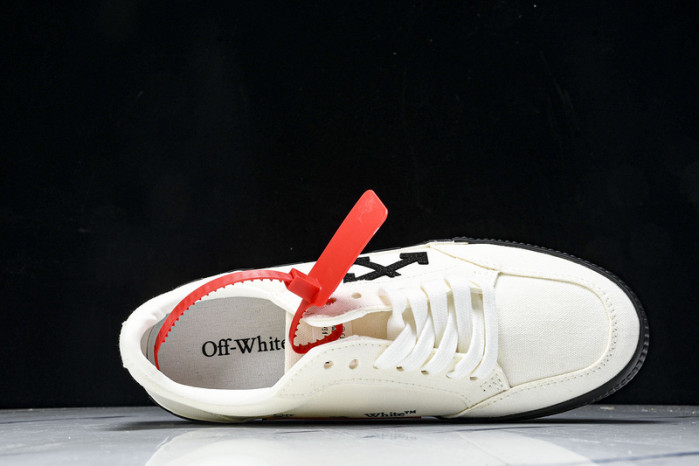 C/O​ SNEAKERS CO-037
