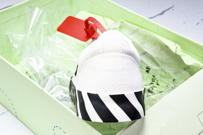 C/O​ SNEAKERS CO-037
