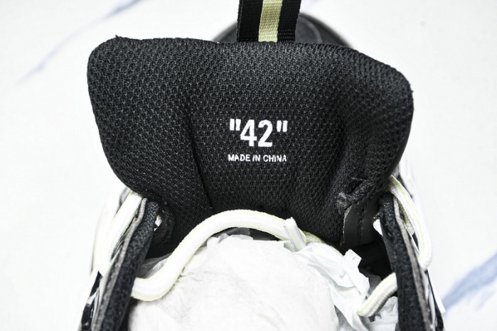 C/O​ SNEAKERS CO-033