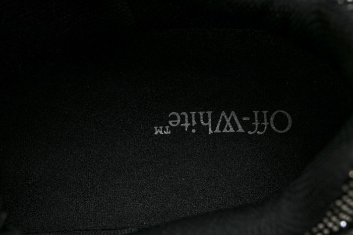 C/O​ SNEAKERS CO-047