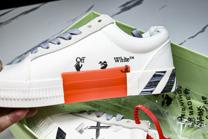 C/O​ SNEAKERS CO-043