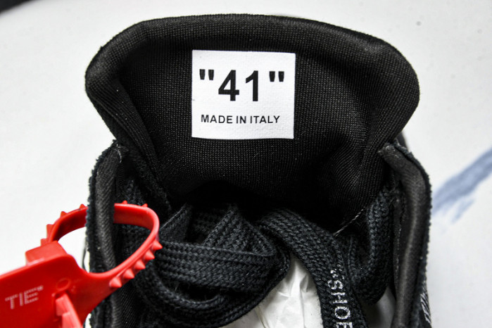 C/O​ SNEAKERS CO-038