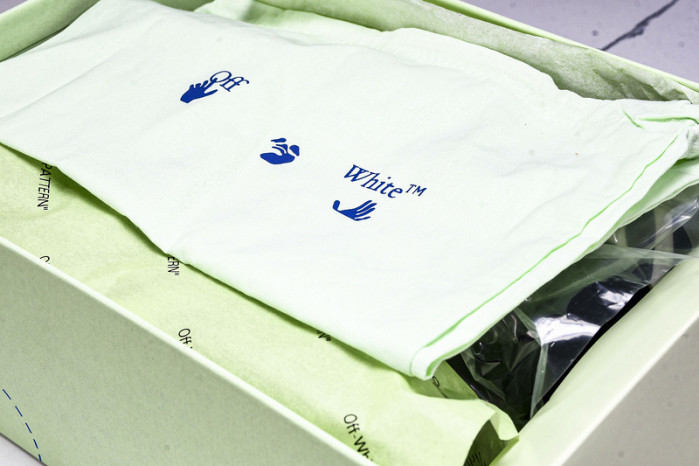 C/O​ SNEAKERS CO-038