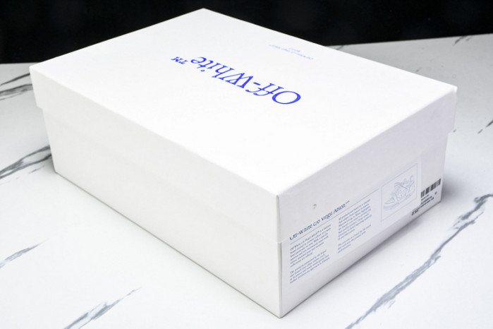 C/O​ SNEAKERS CO-024