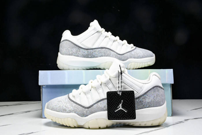 Air Jordan 11 Low HQ7000-001