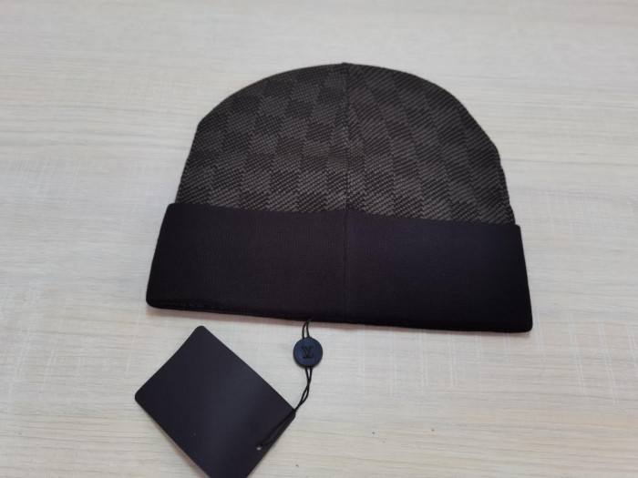 HAT-002