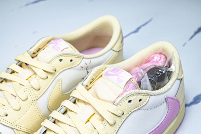 Travis Scott x Air Jordan 1 Low OG IQ7604-100