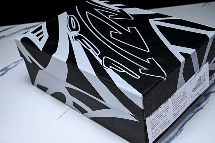 C/O​ SNEAKERS CO-059