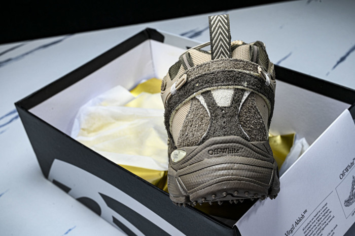 C/O​ SNEAKERS CO-057