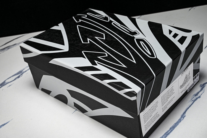 C/O​ SNEAKERS CO-057