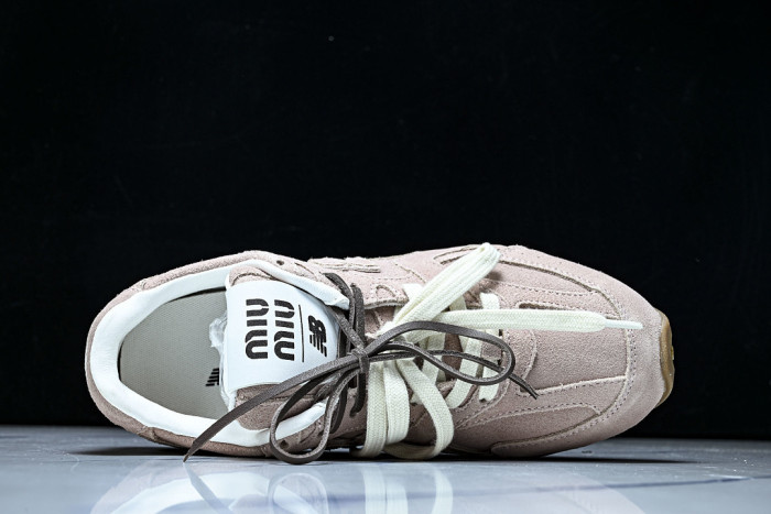 New Balance x Mi­uMi­u 530 MM-010