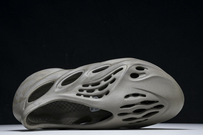 yee**zy foam rnnr stone sage   gx4472