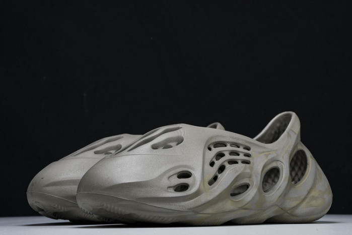 yee**zy foam rnnr stone sage   gx4472