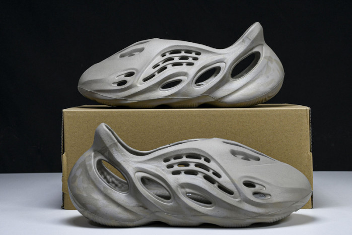 yee**zy foam rnnr stone sage   gx4472